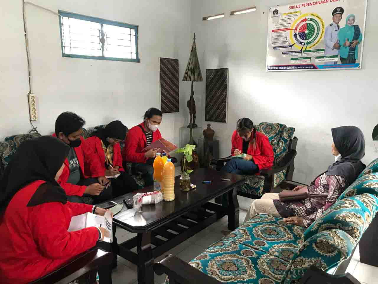 Mahasiswa Adbis Optimalisasi Distribusi Produk UMKM Desa Minggirsari melalui Pembuatan Website