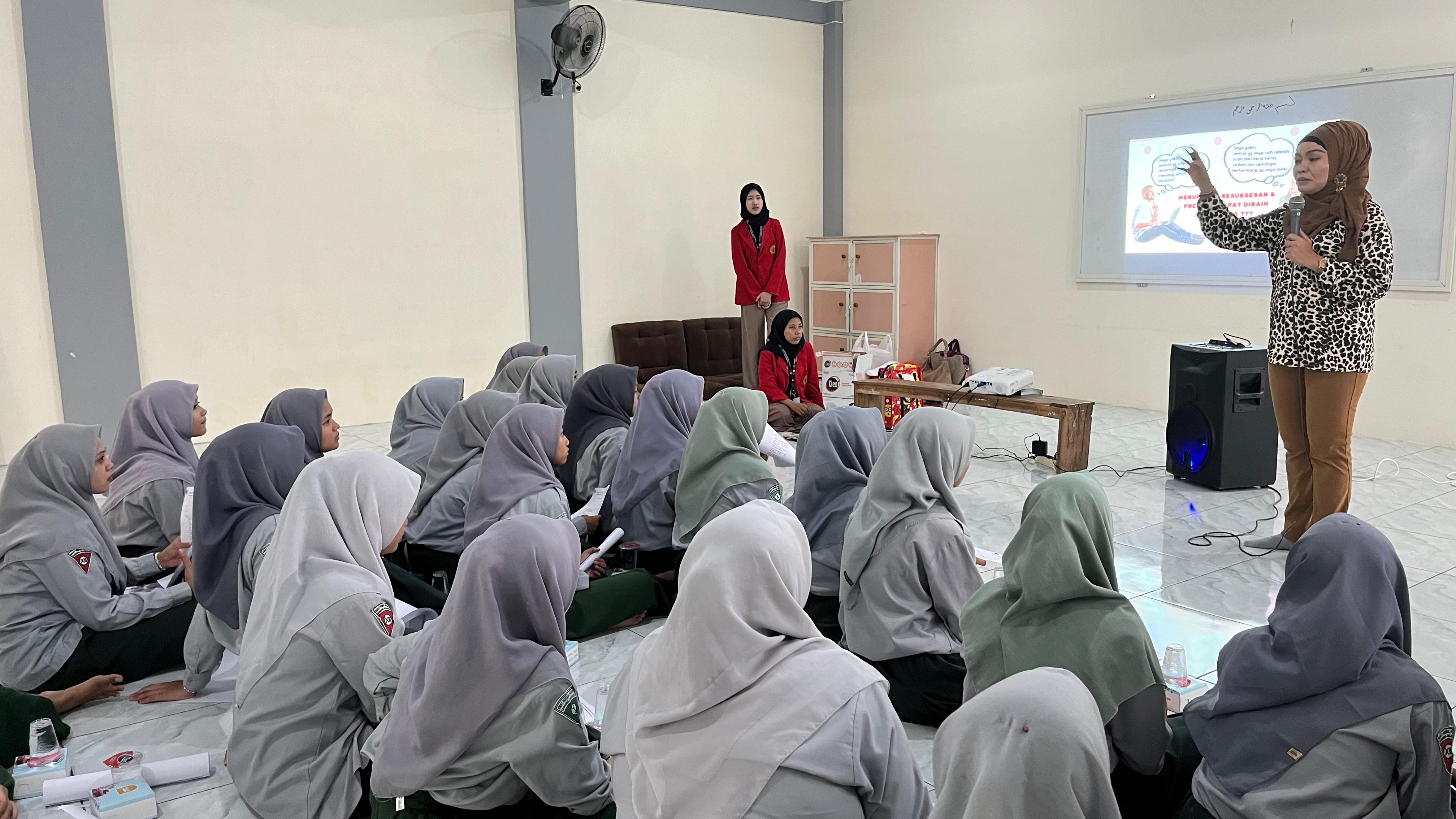 Mahasiswi  Untag Surabaya Bangun Mental Tangguh Remaja melalui Psikoedukasi Mental Grit dan Growth