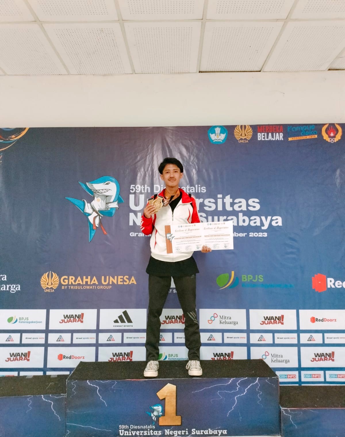 Inspiratif, Mahasiswa Adbis Raih Juara 1 Internasional Karate Championship UNESA Rector Cup 2023 
