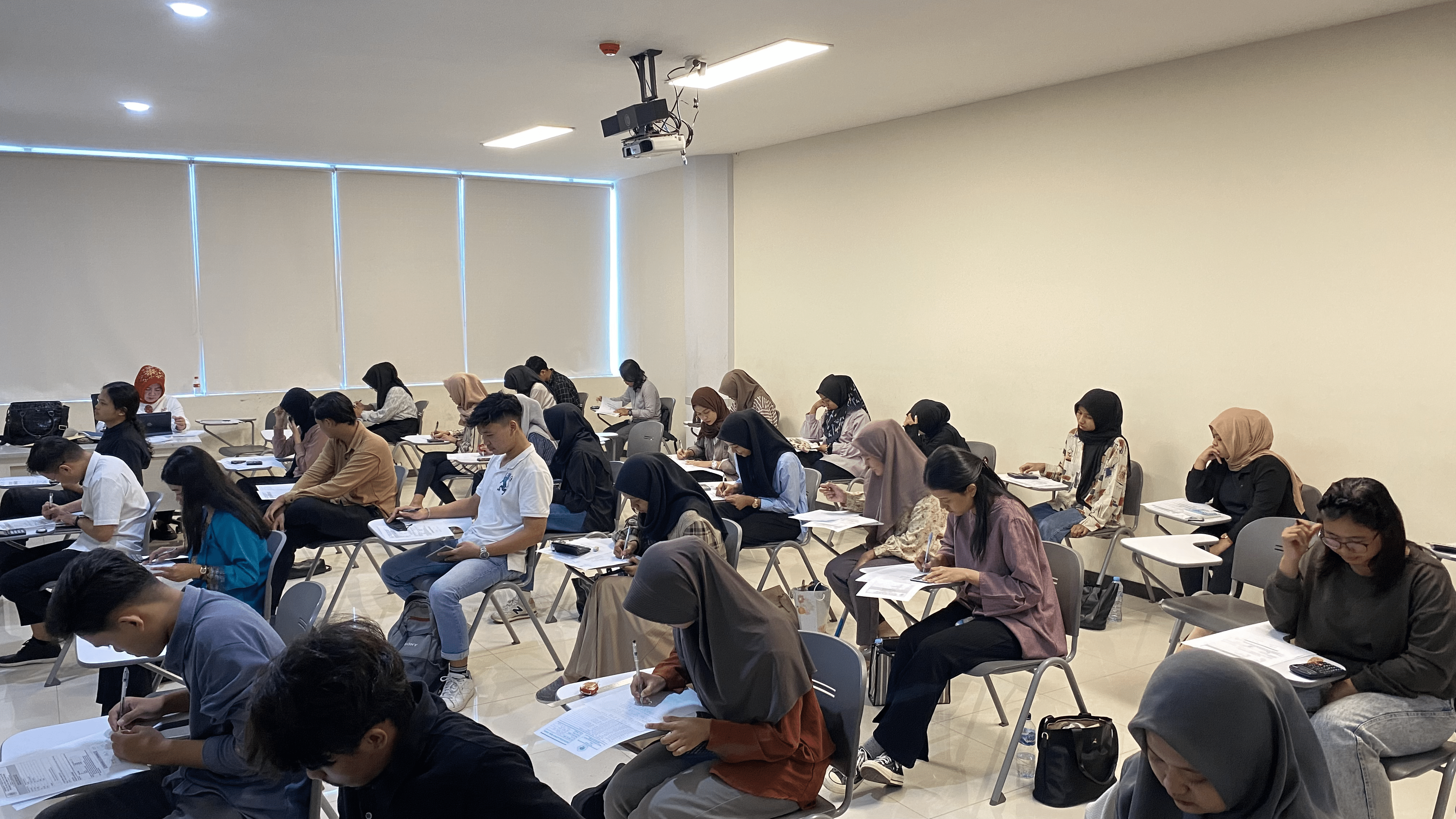 Cerita Mahasiswa Administrasi Bisnis Hadapi Evaluasi Tengah Semester 